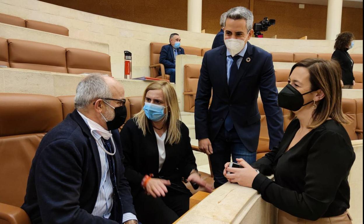 Miguel Rodríguez conversa con Noelia Cobo, Pablo Zuloaga y María Sánchez antes de su intervención en el Parlamento.