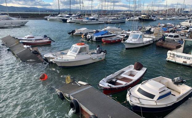 Destrozos en los pantalanes de Puertochico por la surada.