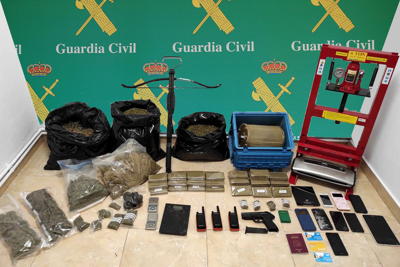 La Guardia Civil de Cantabria desarticula un grupo criminal violento dedicado al tráfico y elaboración de drogas, con su base en una asociación cannábica de Solares y en tres viviendas de Heras, Mogro y Astillero.