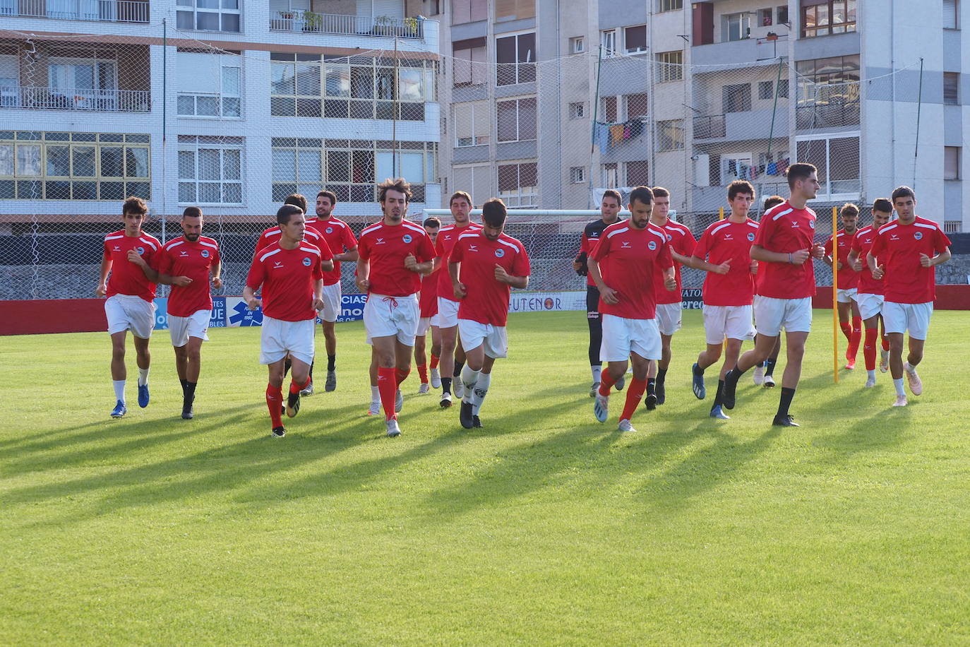 La plantilla del Laredo se ejercita durante un entrenamiento en el San Lorenzo. 