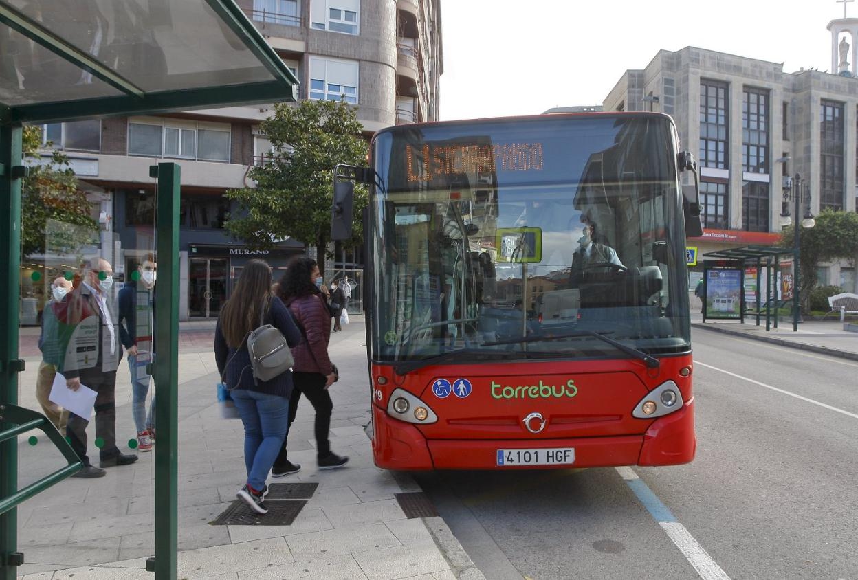 Dos mujeres acceden al Torrebús en una parada del centro de Torrelavega. luis palomeque