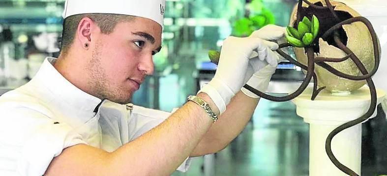 Rubén, durante la elaboración de una escultura de chocolate. 