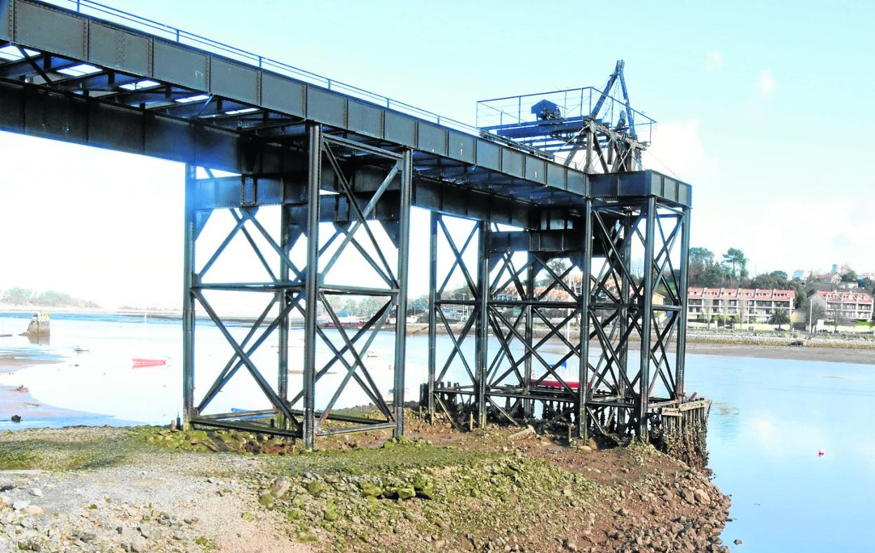 La bajada de la marea deja al descubierto cada día en qué estado se encuentra la base de la estructura. 