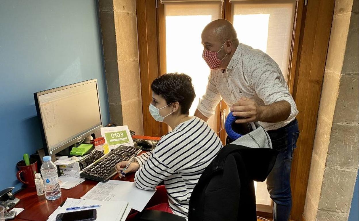 Agustín Molleda y Lorena Cueto en el despacho de Alcaldía