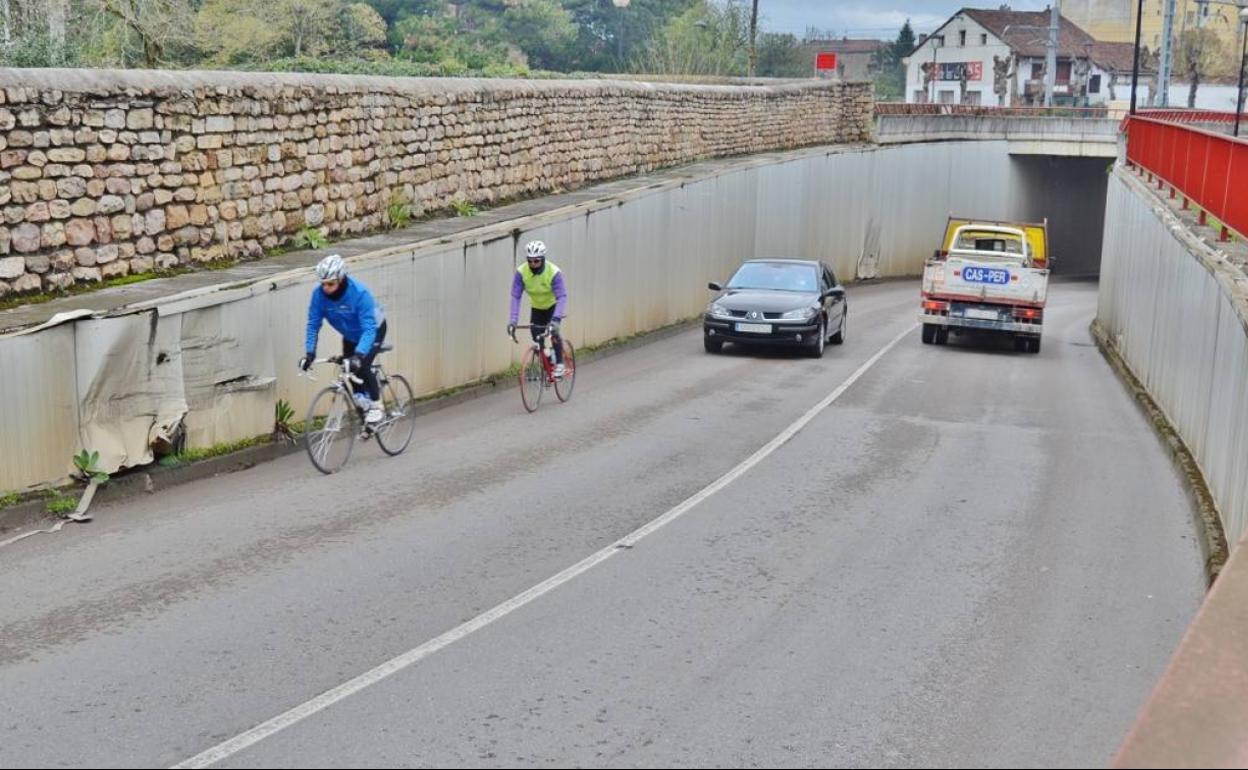Único paso bajo las vías del tren de Los Corrales