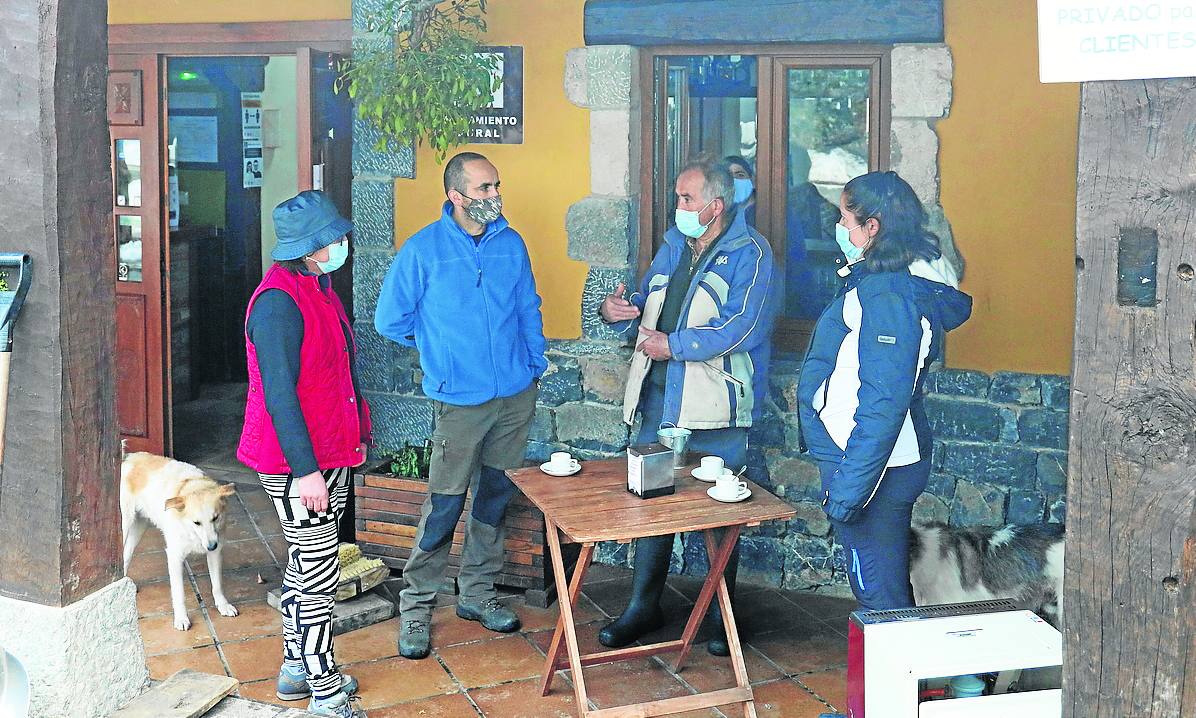 Pedro Vejo, Tina Diez, Beatriz Pablos y Paco Cuesta, conversan mientras toman un café. 