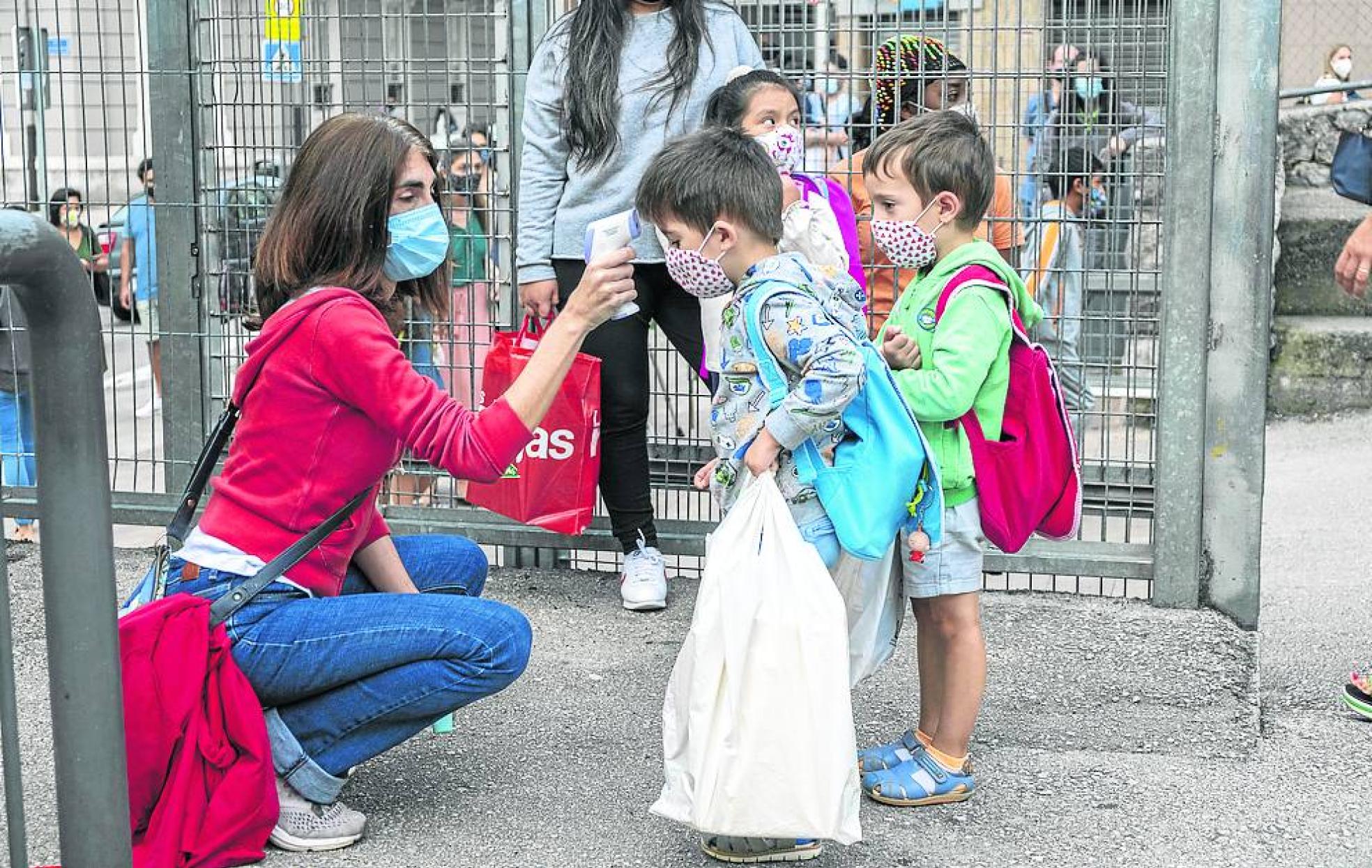 Toma de temperatura a un alumno en la apertura del curso en el colegio Magallanes.