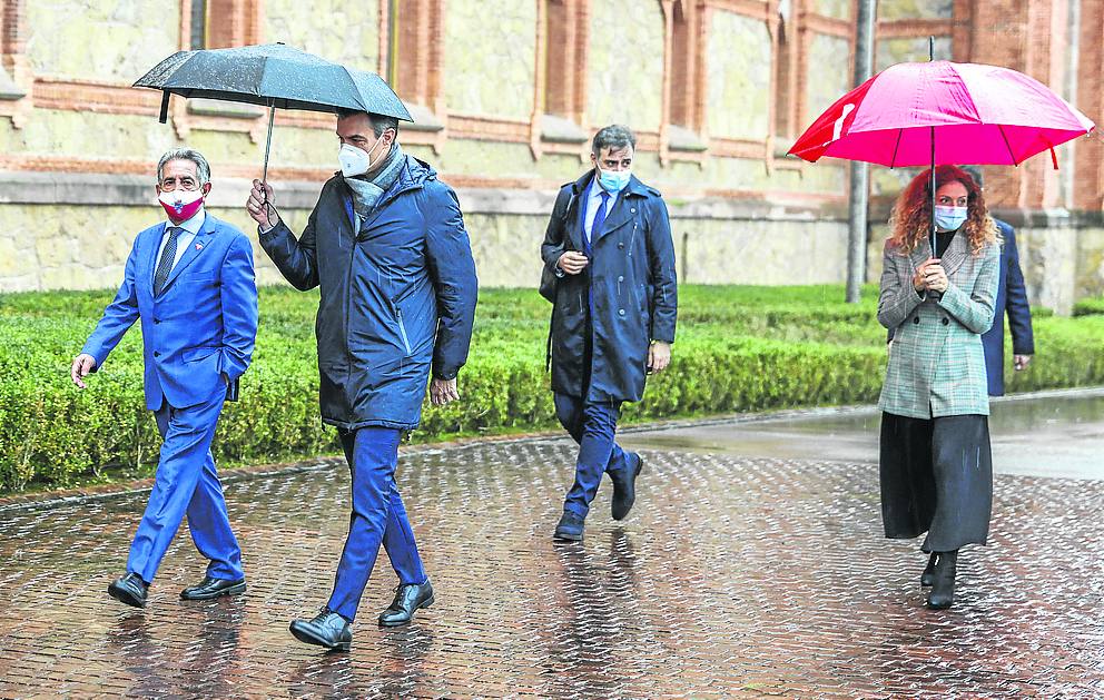 Miguel Ángel Revilla y Pedro Sánchez, durante la visita que hicieron a Comillas. 