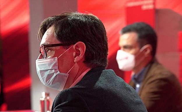 Salvador Illa, en primer plano, y Pedro Sánchez. 