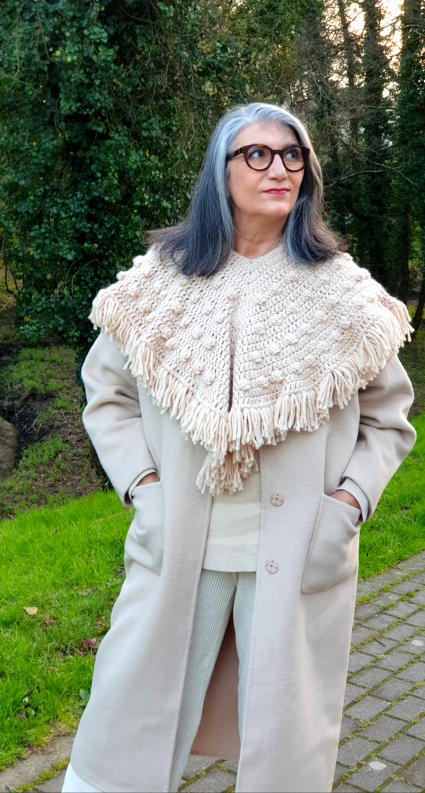 Podemos ver cómo Lola Rodríguez Abelenda (@lolarodriguezabelenda) luce un look muy actual y de tendencia como es este en 'total white' y añade su toque personal con la capa tejida en con punto de bodoques y con mini flecos. 