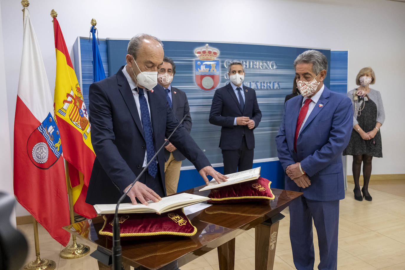 Francisco Javier López Marcano es consejero del Gobierno de Cantabria por quinta vez. El exalcalde de Torrelavega vuelve al Ejecutivo después de superar sin mácula judicial los cinco procesos en los que estaba envuelto y que le obligaron a retirarse de la vida política durante casi seis años