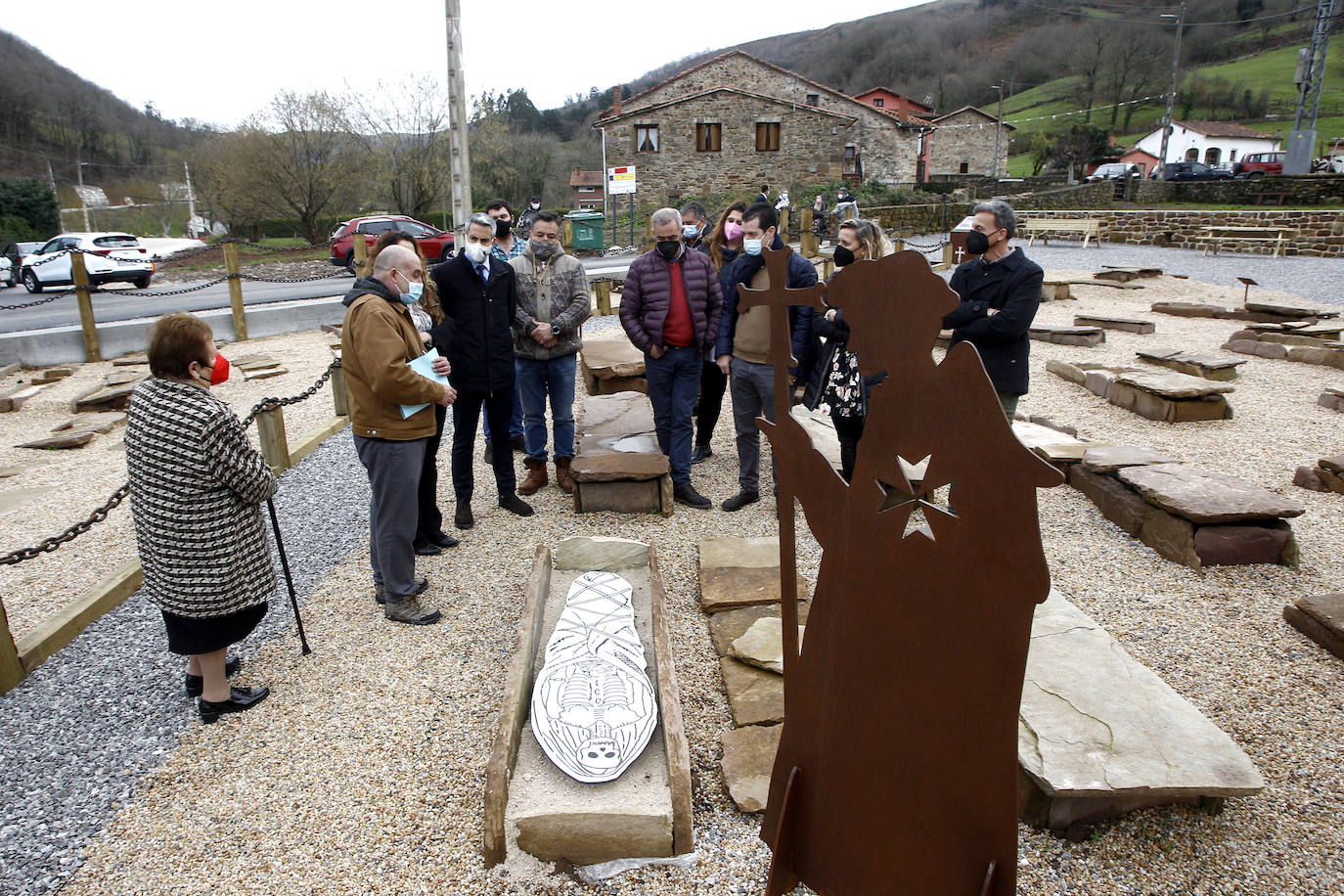 Se levanta sobre un cementerio cristiano con más de mil años de historia, datado entre el año 799 y el 971 después de Cristo