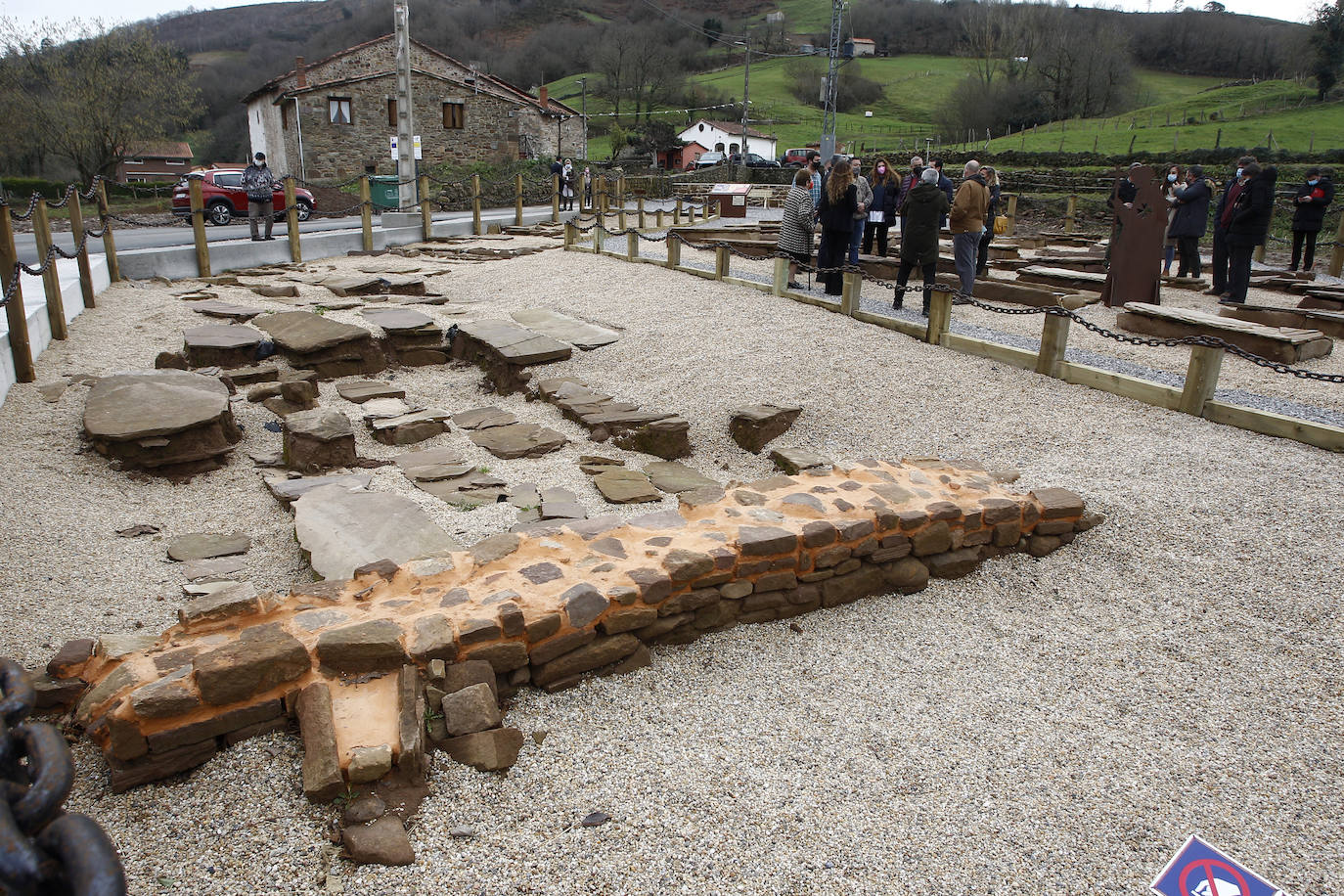 Se levanta sobre un cementerio cristiano con más de mil años de historia, datado entre el año 799 y el 971 después de Cristo