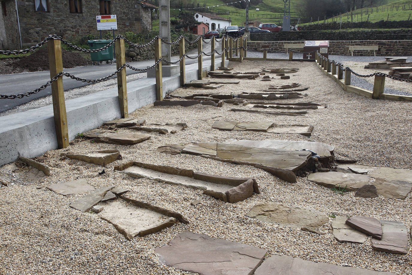 Se levanta sobre un cementerio cristiano con más de mil años de historia, datado entre el año 799 y el 971 después de Cristo