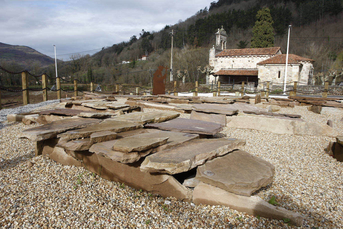 Se levanta sobre un cementerio cristiano con más de mil años de historia, datado entre el año 799 y el 971 después de Cristo