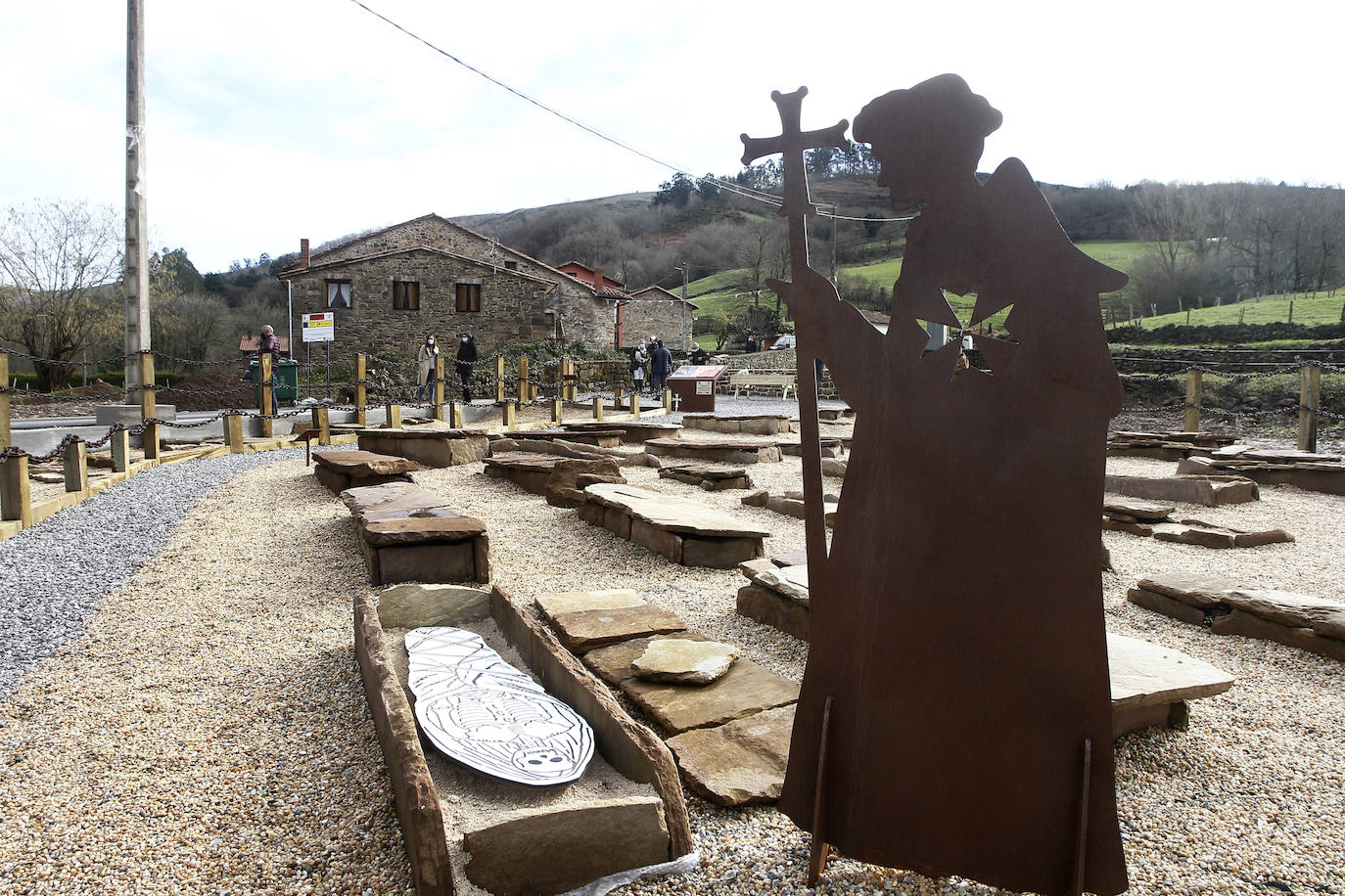 Se levanta sobre un cementerio cristiano con más de mil años de historia, datado entre el año 799 y el 971 después de Cristo