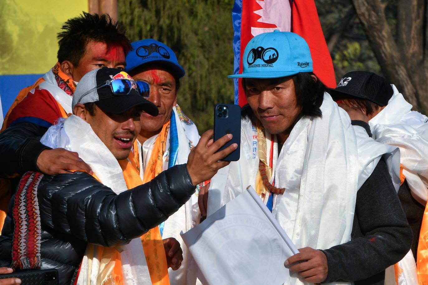 El equipo regresó triunfalmente a Nepal donde fue recibido por cientos de seguidores con los brazos llenos de flores y decenas de motos escoltaron a los héroes. La proeza de estos diez alpinistas nepalíes puso finalmente de manifiesto el valor de los sherpas y el papel esencial que han desempeñado sus antepasados desde las primeras expediciones dirigidas por occidentales a principios del siglo XX.