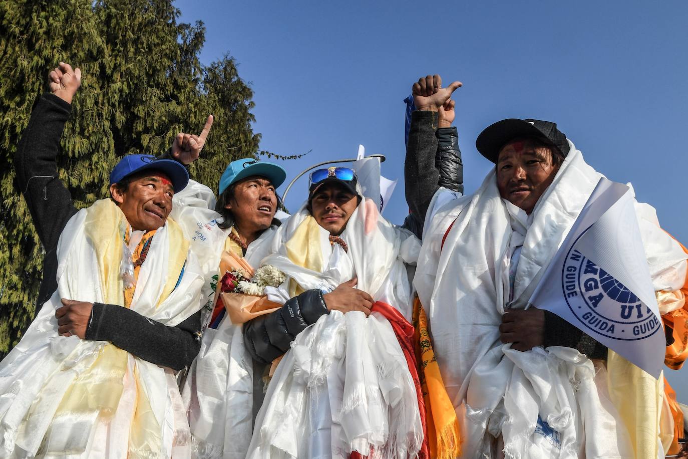 El equipo regresó triunfalmente a Nepal donde fue recibido por cientos de seguidores con los brazos llenos de flores y decenas de motos escoltaron a los héroes. La proeza de estos diez alpinistas nepalíes puso finalmente de manifiesto el valor de los sherpas y el papel esencial que han desempeñado sus antepasados desde las primeras expediciones dirigidas por occidentales a principios del siglo XX.