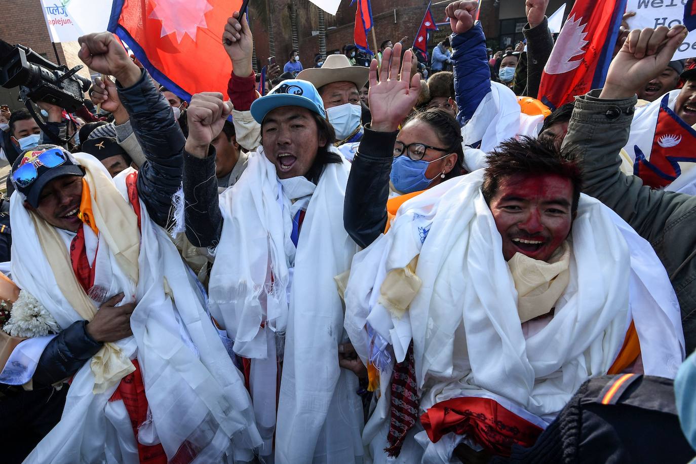 El equipo regresó triunfalmente a Nepal donde fue recibido por cientos de seguidores con los brazos llenos de flores y decenas de motos escoltaron a los héroes. La proeza de estos diez alpinistas nepalíes puso finalmente de manifiesto el valor de los sherpas y el papel esencial que han desempeñado sus antepasados desde las primeras expediciones dirigidas por occidentales a principios del siglo XX.