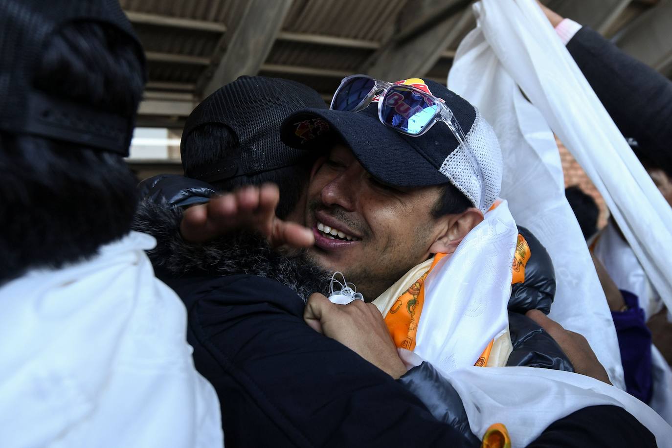 El equipo regresó triunfalmente a Nepal donde fue recibido por cientos de seguidores con los brazos llenos de flores y decenas de motos escoltaron a los héroes. La proeza de estos diez alpinistas nepalíes puso finalmente de manifiesto el valor de los sherpas y el papel esencial que han desempeñado sus antepasados desde las primeras expediciones dirigidas por occidentales a principios del siglo XX.