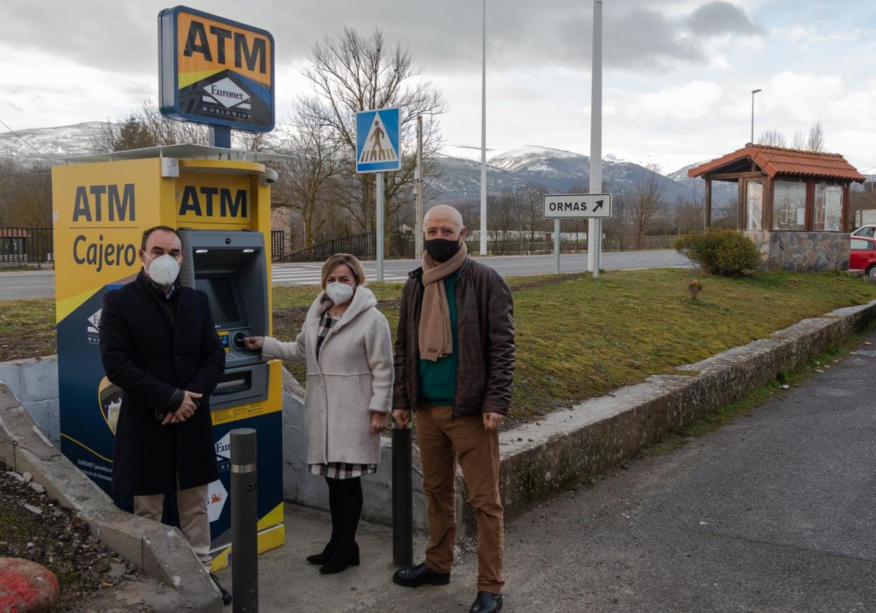 Álvaro Uribe (izquierda), Belén Cuesta y Pedro Luis Gutiérrez, junto al cajero instalado en Espinilla. 