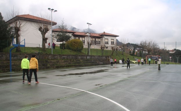 Entre las obras que acometerá Medio Cudeyo está la de cubrir la pista del CRA Peñacabarga de Heras 