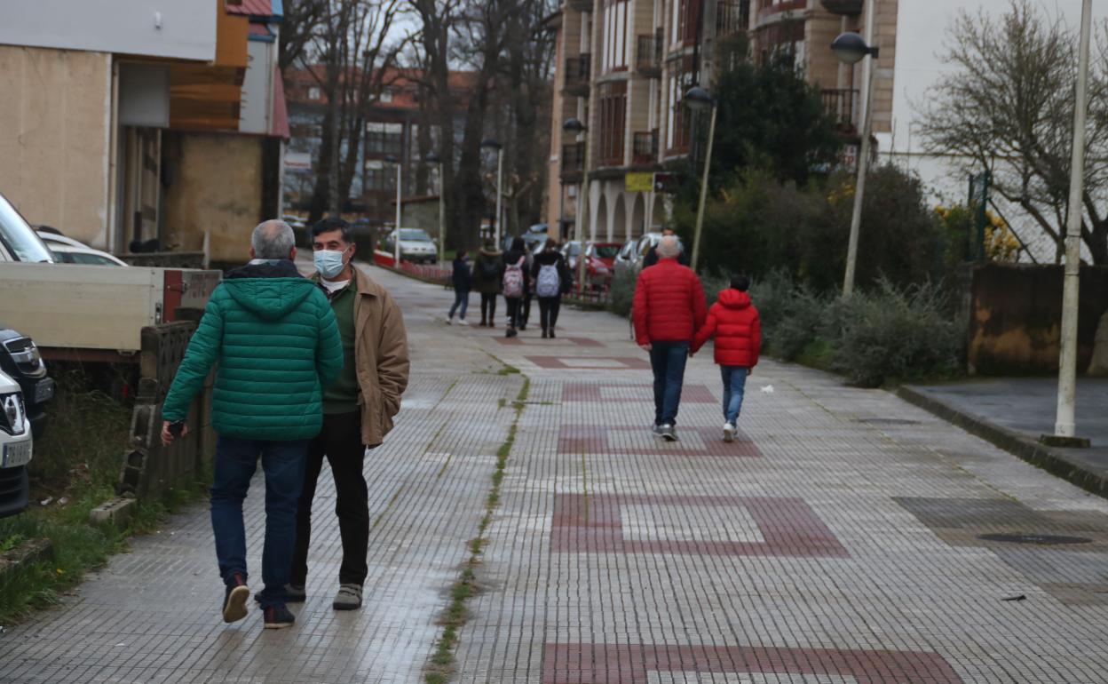 Cayón reclama al Gobierno regional ayudas económicas para los negocios e instalar un puesto de test masivo en el municipio