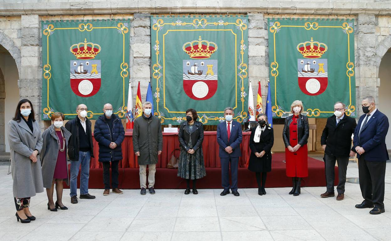 Representantes institucionales y profesores jubilados, en el acto del Día del Docente celebrado este viernes en el Parlamento de Cantabria.