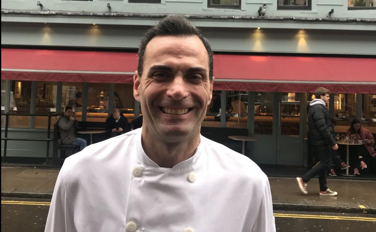 Fernando Montajo, delante del restaurante Barrafina de Londres. 