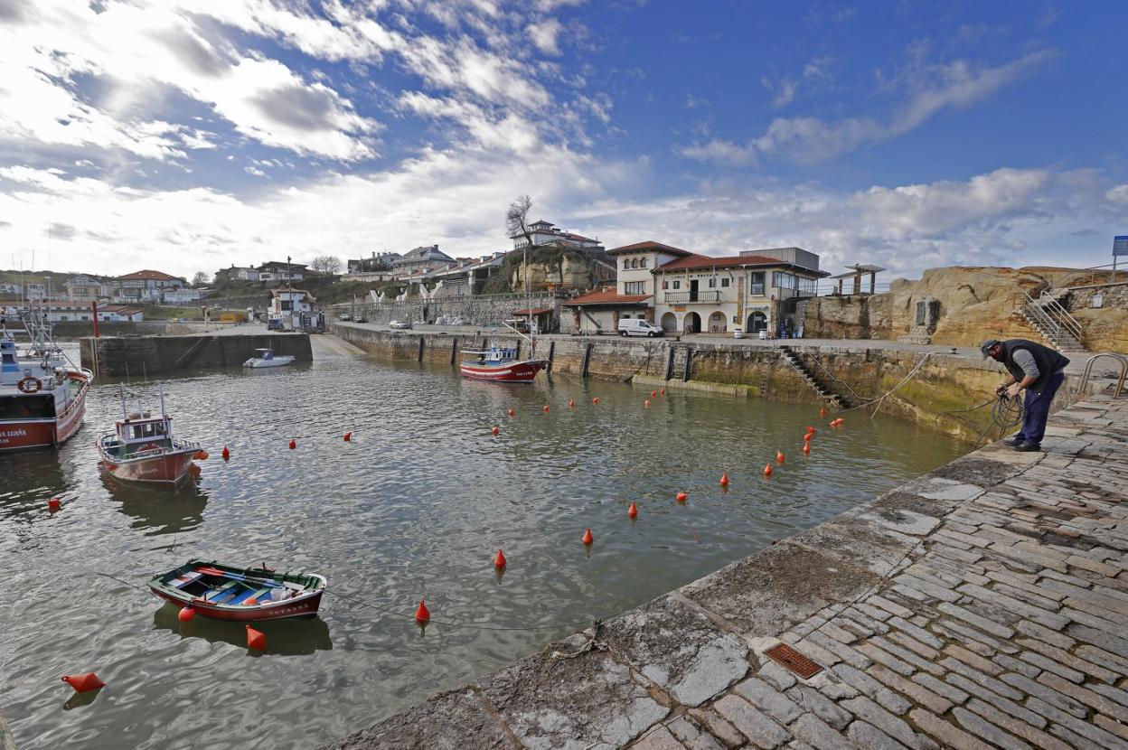 Obras Públicas iniciará la próxima semana el dragado de la antedársena del puerto de Comillas. 