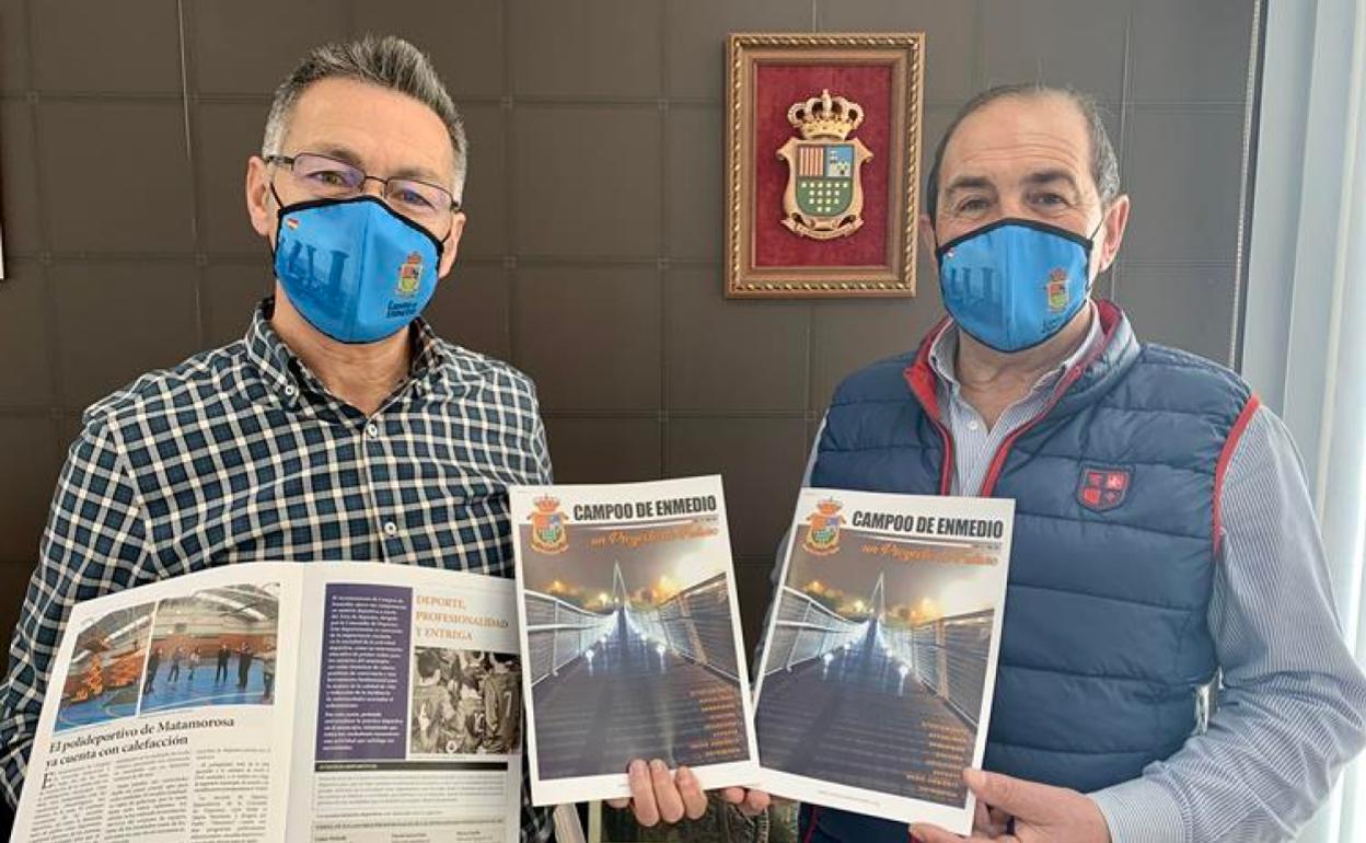 El alcalde y el teniente de alcalde de Campoo de Enmedio, con varios ejemplares de la revista