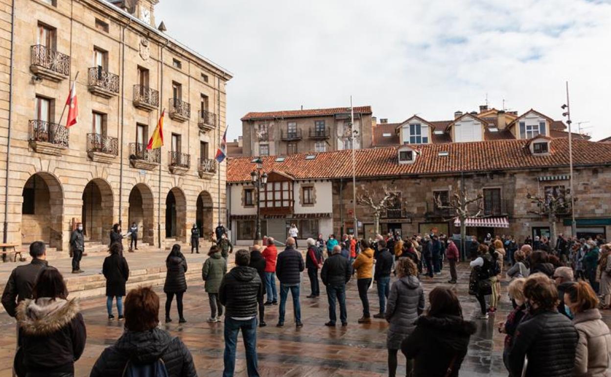 Última concentración convocada por hosteleros y comerciantes y a la que se sumó el equipo de gobierno de Reinosa