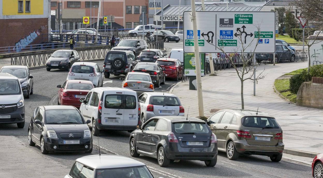 La calle Jerónimo Sainz de la Maza, junto al hospital de Valdecilla, es una de las vías más congestionadas por el tráfico en Santander. 