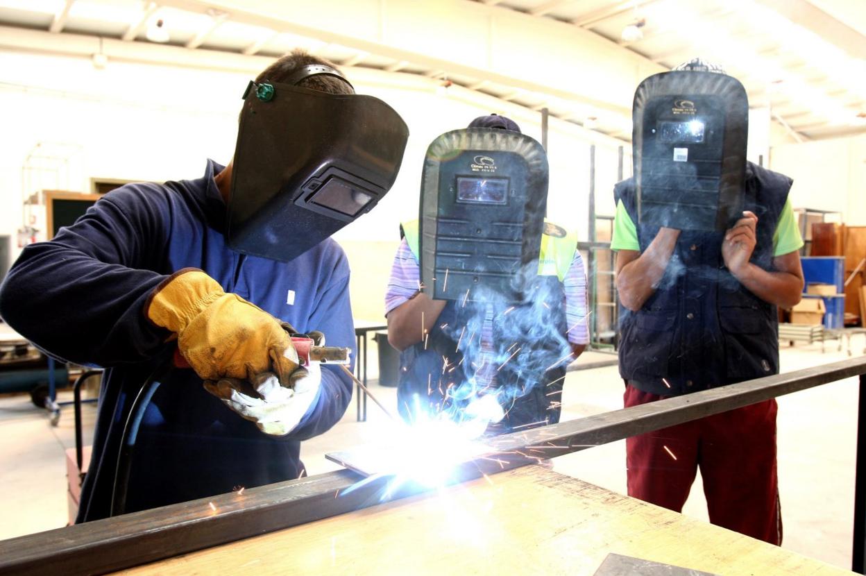 Los empleos en la industria están marcados por la temporalidad. enrique del rìo