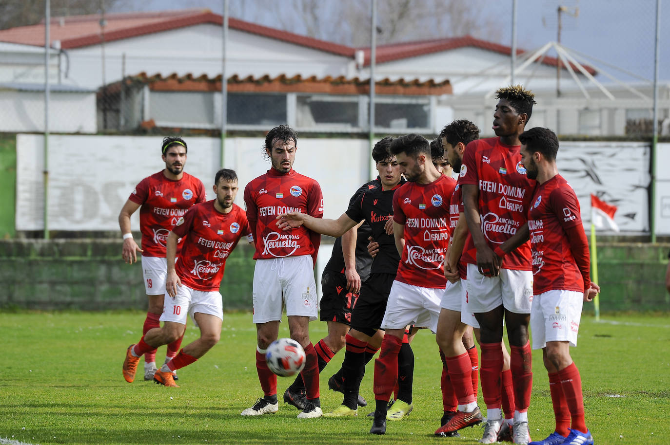 Fotos: Las imágenes del choque entre el Laredo y la Real Sociedad