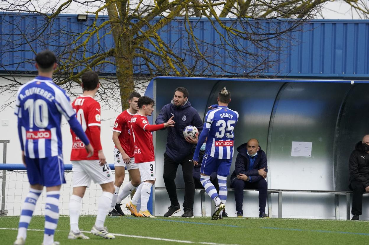 Solabarrieta conversa desde el banquillo con Diego Ceballos ante la mirada de Álvaro Mantilla en un momento del partido de ayer en Ibaia. 