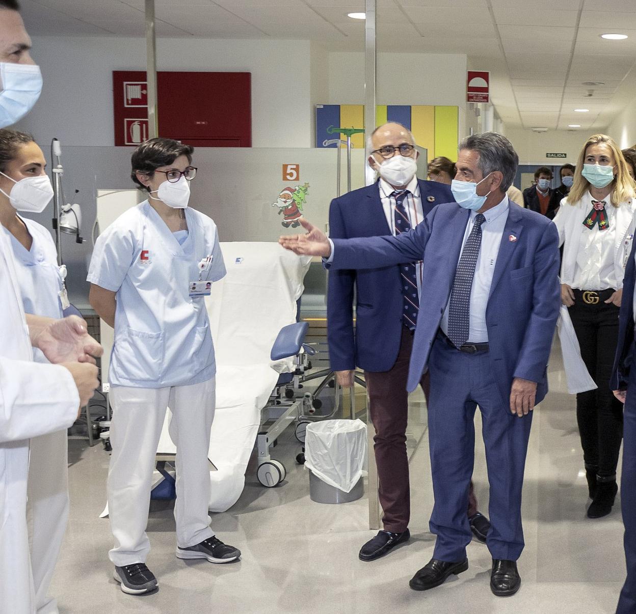 El presidente Revilla y el consejero de Sanidad, Miguel Rodríguez, en su última visita a Valdecilla. dm