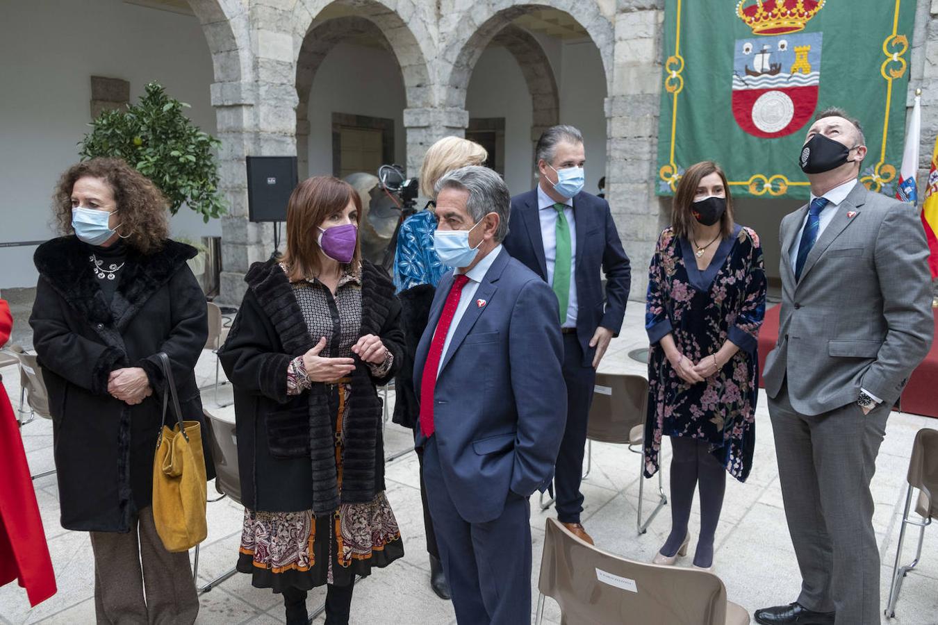 Durante su discurso para conmemorar el 39 aniversario del Estatuto de Autonomía de Cantabria, el presidente del Parlamento ha recordado a las víctimas de la pandemia y ha pedido «centrar esfuerzos en la reconstrucción y recuperación de la economía»