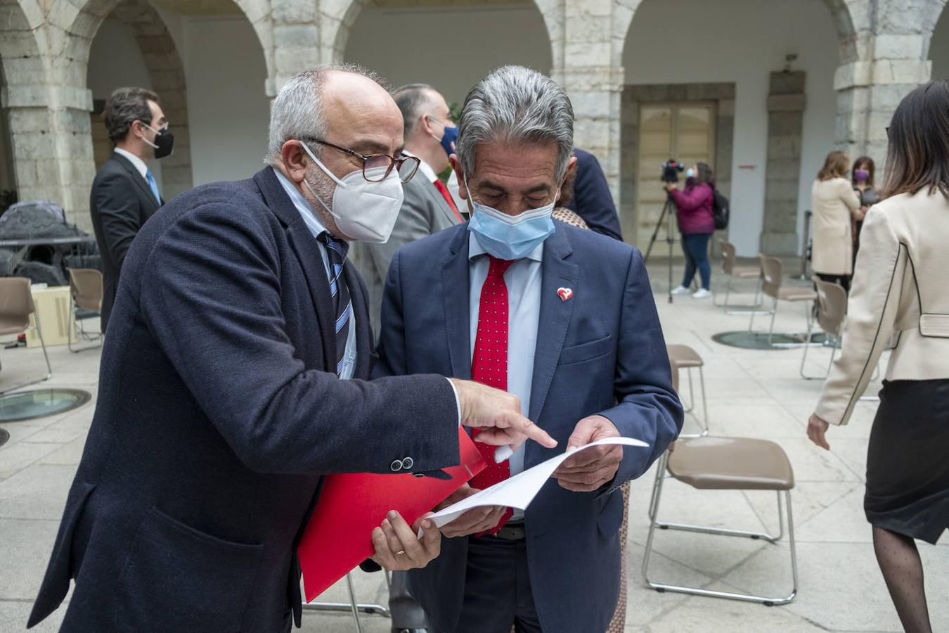 Durante su discurso para conmemorar el 39 aniversario del Estatuto de Autonomía de Cantabria, el presidente del Parlamento ha recordado a las víctimas de la pandemia y ha pedido «centrar esfuerzos en la reconstrucción y recuperación de la economía»