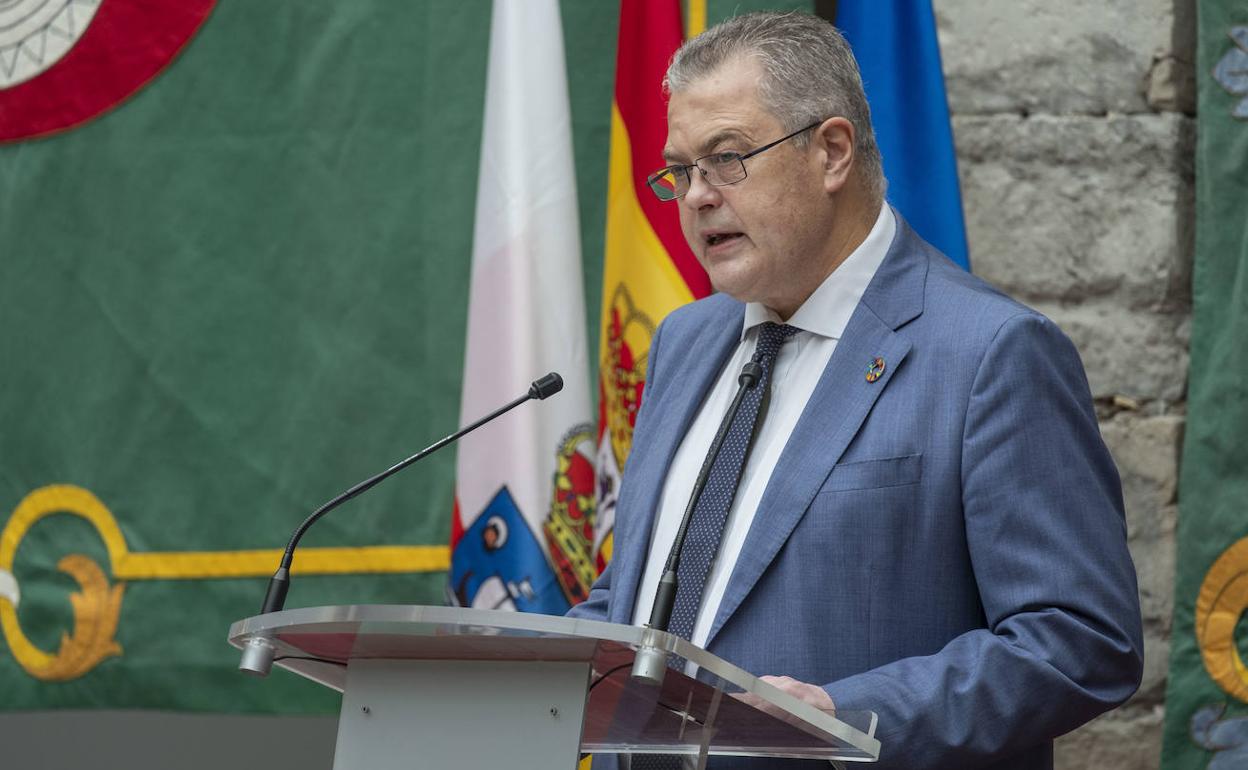 Joaquín Gómez, presidente del Parlamento de Cantabria, durante su discurso.