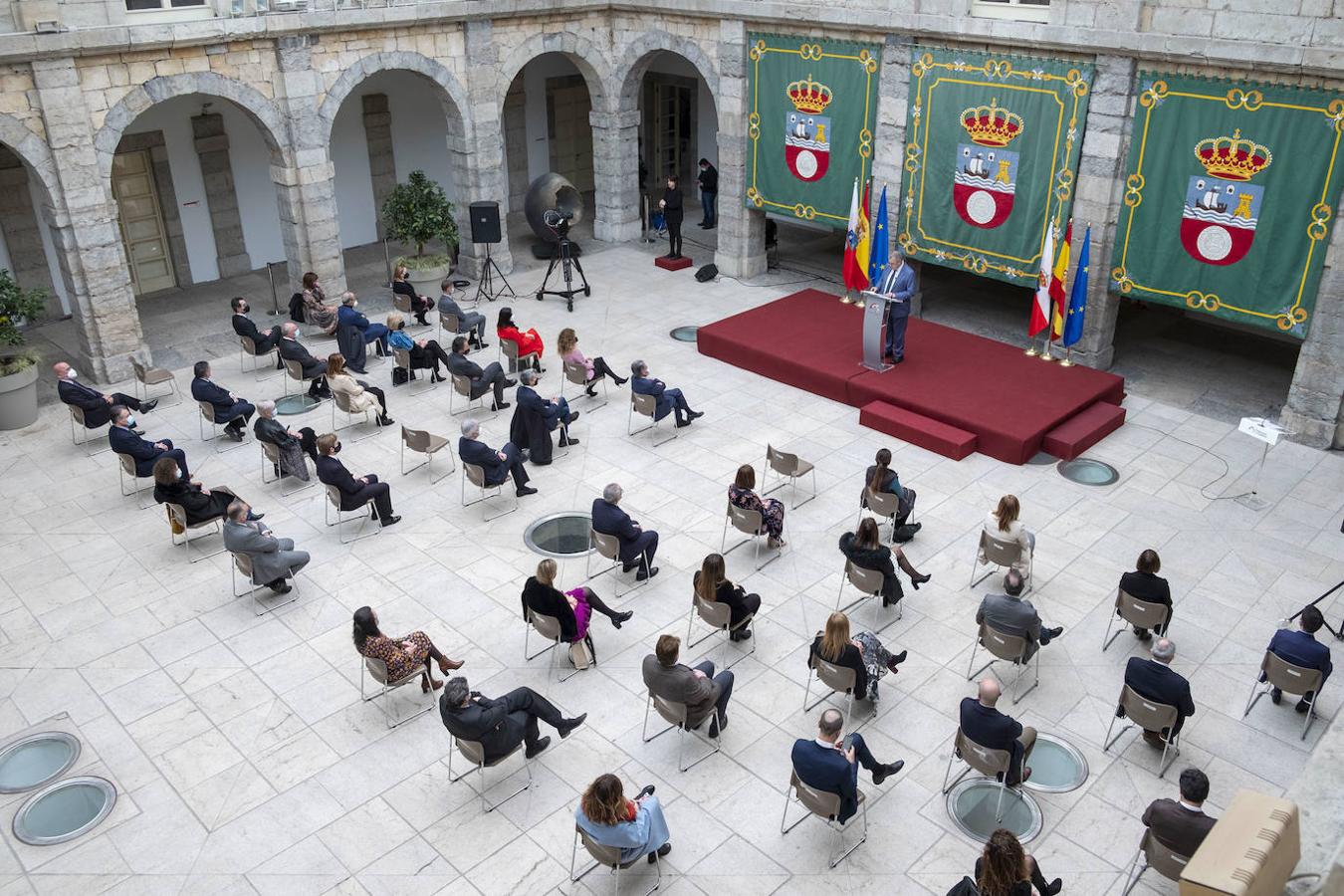 Durante su discurso para conmemorar el 39 aniversario del Estatuto de Autonomía de Cantabria, el presidente del Parlamento ha recordado a las víctimas de la pandemia y ha pedido «centrar esfuerzos en la reconstrucción y recuperación de la economía»