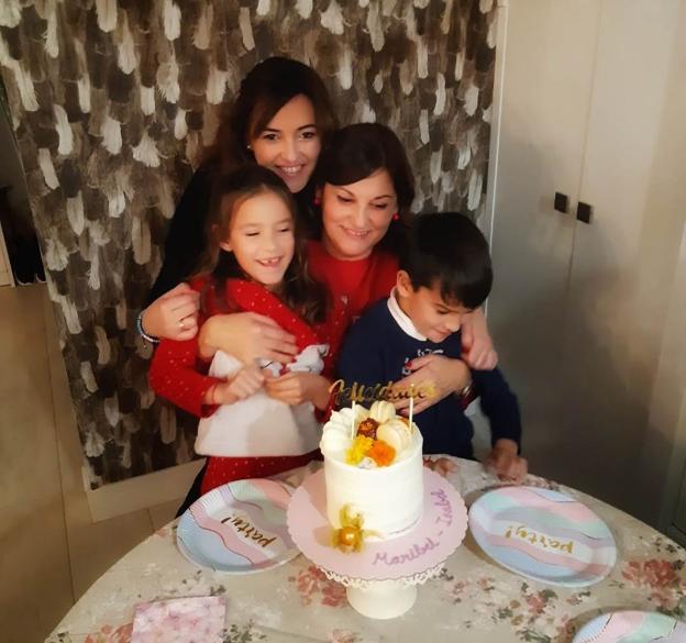 Celebrando su cumpleaños, junto a su hija y nietos.