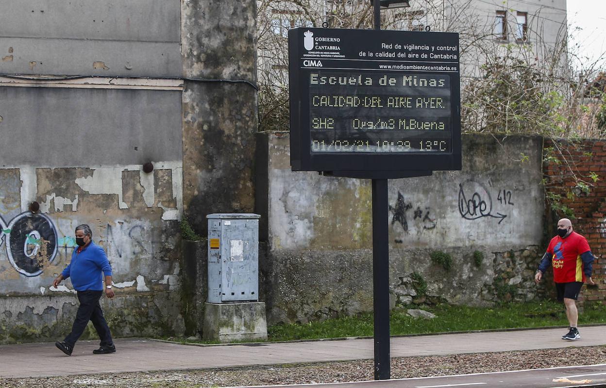 Panel indicador de la estación medidora de aire situada junto a la Escuela de Minas. luis palomeque