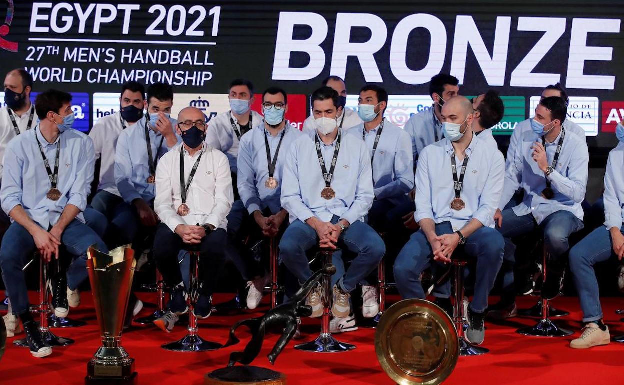 Los Hispanos, en la recepción en la sede del Comité Olímpico Español, en Madrid, tras llegar de Egipto con la medalla de bronce en el Mundial de balonmano. 