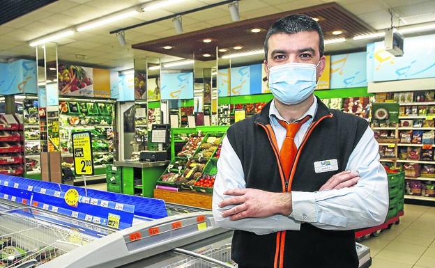 Javier Hoz, en el interior del Lupa de la plaza de la Estación de Sarón.