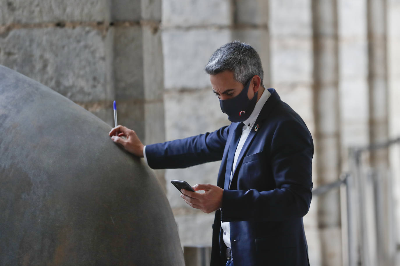 La Cámara Alta ha vuelto hoy a su actividad con varios temas relacionados con la vacunación del coronavirus, la comparecencia de Miguel Ángel Revilla para hablar sobre el cese del consejero de Industria y los convenios sobre las sentencias de derribo 