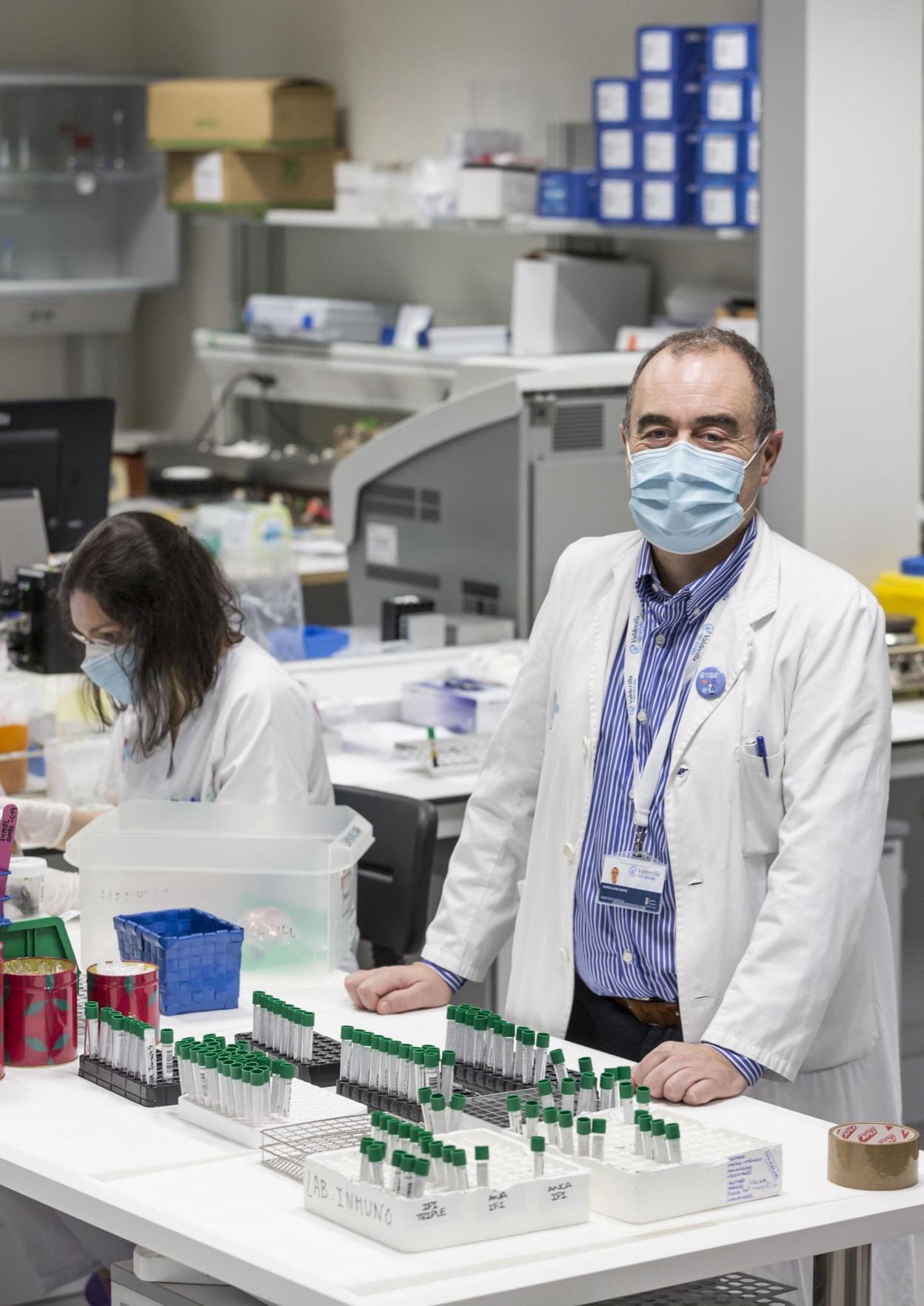 Marcos López Hoyos, jefe del Servicio de Inmunología de Valdecilla, en los laboratorios del hospital. 