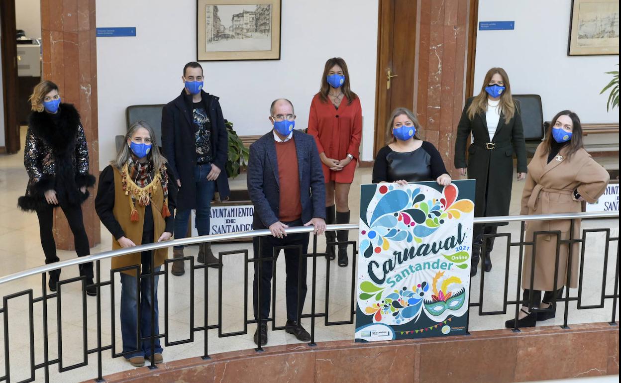 La concejala de Dinamización Social, Lorena Gutiérrez, junto a los miembros del jurado en la presentación del Carnaval en el Ayuntamiento de Santander.