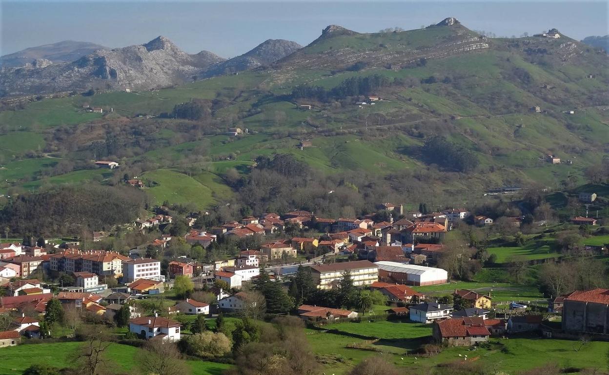 Liérganes desde el monte Sotorrio, al fondo las tetas y los montes que rodean Rucandio 