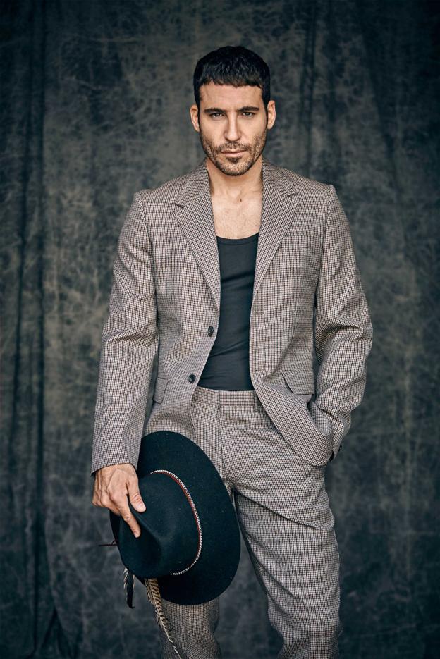 El actor Miguel Ángel Silvestre posa con un sombrero de este artesano donostiarra.